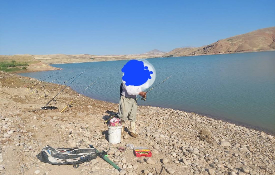 صیادان سد سهند توسط محیط زیست هشترود دستگیر شدند