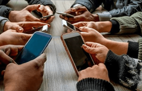 یک قاب شیشه‌ای؛ مهمان ناخوانده و دائمی دورهمی‌هایمان