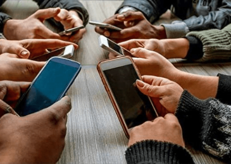 یک قاب شیشه‌ای؛ مهمان ناخوانده و دائمی دورهمی‌هایمان