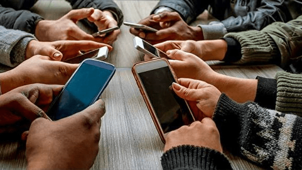 یک قاب شیشه‌ای؛ مهمان ناخوانده و دائمی دورهمی‌هایمان