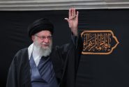 قائد امت شهید آیت الله العظمی امام خامنه ای و بهایی که به جوانان می دادند