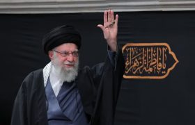 قائد امت شهید آیت الله العظمی امام خامنه ای و بهایی که به جوانان می دادند