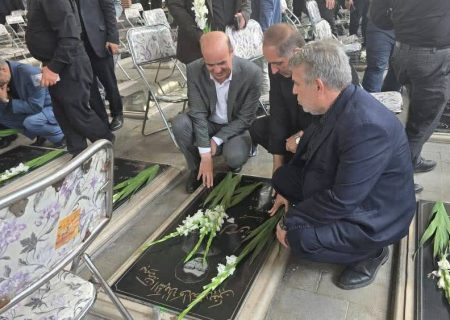 ادای احترام مدیرکل حفاظت محیط زیست آذربایجان شرقی به مقام شامخ شهدا در آستانه هفته قوه قضائیه