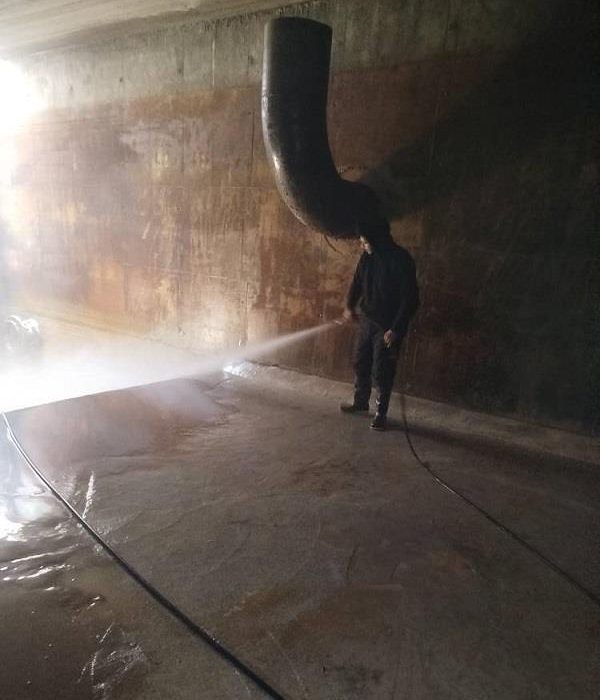 شست و شوی مخزن زون ۳ تصفیه خانه آب شهرستان اهر در راستای ارتقای کیفیت آب شرب