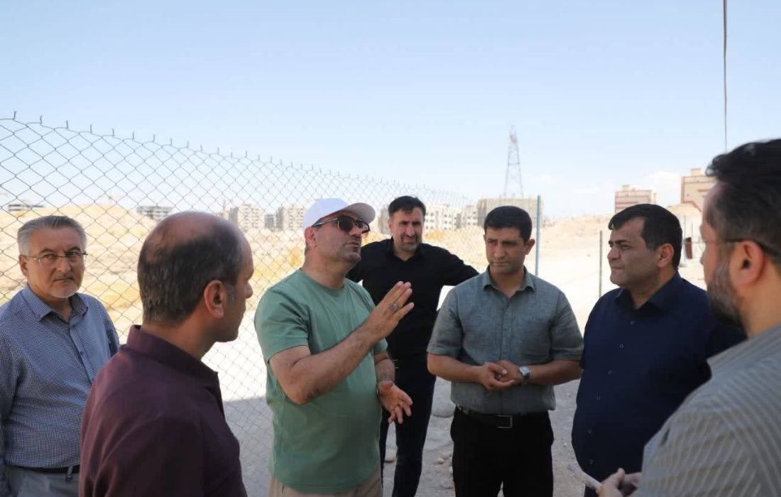 بازدید میدانی مدیرعامل شرکت عمران شهر جدید سهند از تخلیه ست جدید قالبهای تونلی در کوی شهید سلیمانی برای تسریع در روند اجرا