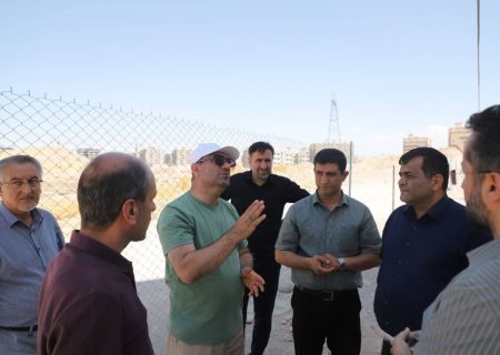 بازدید میدانی مدیرعامل شرکت عمران شهر جدید سهند از تخلیه ست جدید قالب‌های تونلی در کوی شهید سلیمانی برای تسریع در روند اجرا