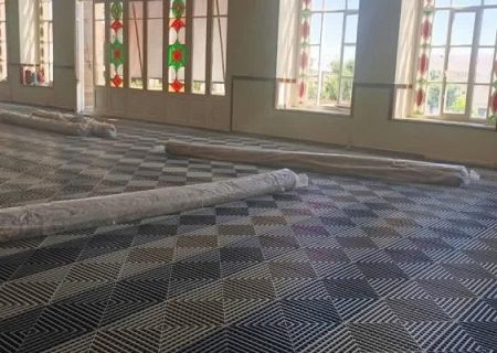 نصب کفپوشهای محافظتی فرشهای تاریخی در تالار تشریفات عمارت ساعت