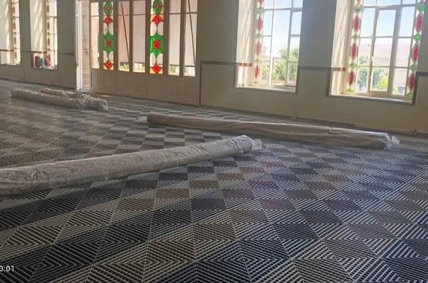 نصب کفپوشهای محافظتی فرشهای تاریخی در تالار تشریفات عمارت ساعت