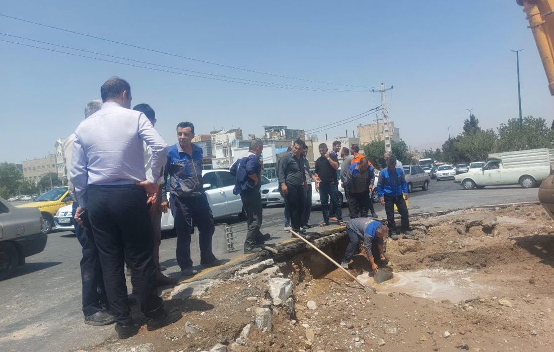 مرمت خط لوله آسیبدیده در خیابان طالقانی در کمتر از یک ساعت؛ جریان آب مشترکان برقرار شد 