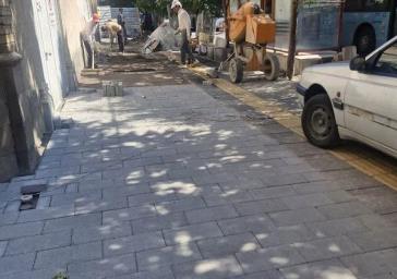 تداوم اجرای عملیات سنگفرش پیاده روها در راسته کوچه