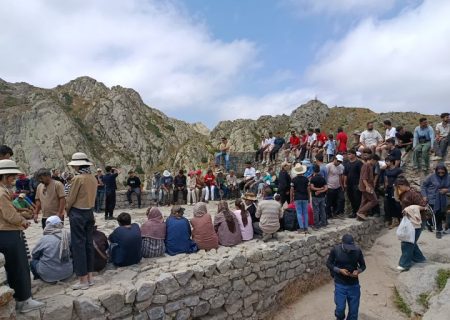 افزایش چشمگیر حضور گردشگران در کلیبر/ استقرار تیم‌های مراقبت و راهنمایی گردشگران در مسیر قلعه بابک