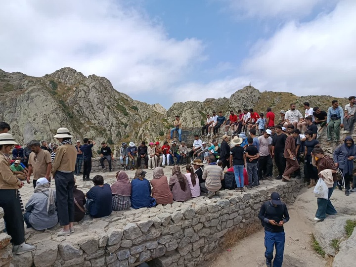 افزایش چشمگیر حضور گردشگران در کلیبر/ استقرار تیمهای مراقبت و راهنمایی گردشگران در مسیر قلعه بابک