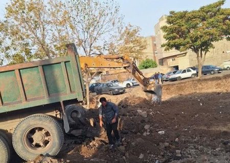 نخاله‌برداری و همسطح‌سازی محل بوستان سنجران و آماده سازی برای احداث باغ میوه