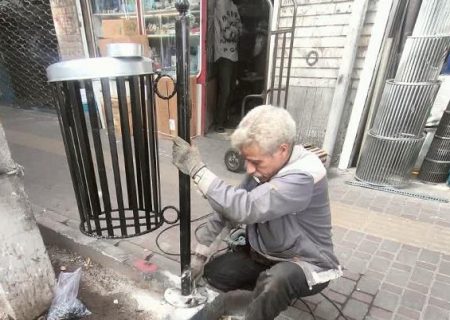 نصب ۴۰ سطل زباله فلزی پایه‌دار در معابر مرکزی شهر
